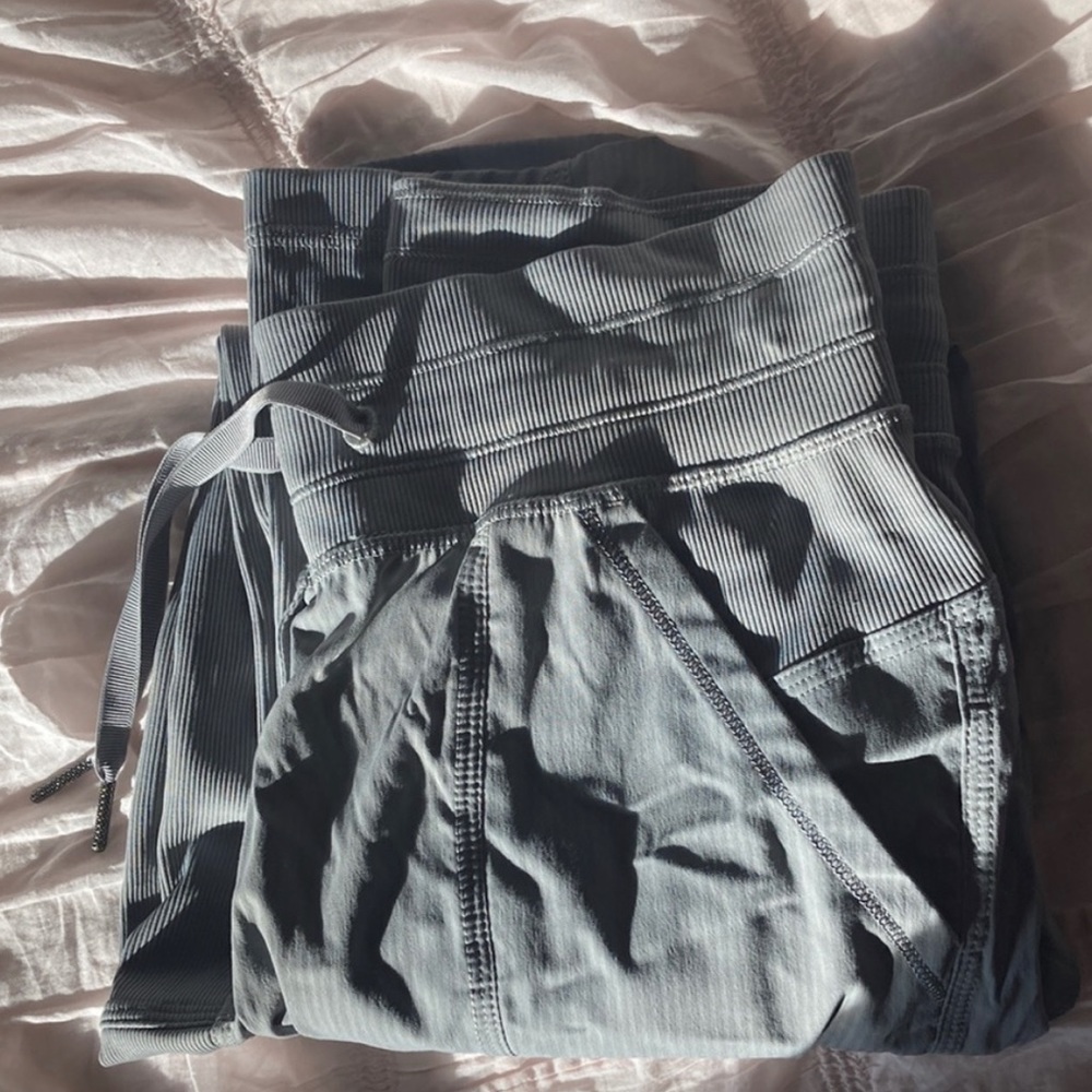 Size 4 lululemon workout pants